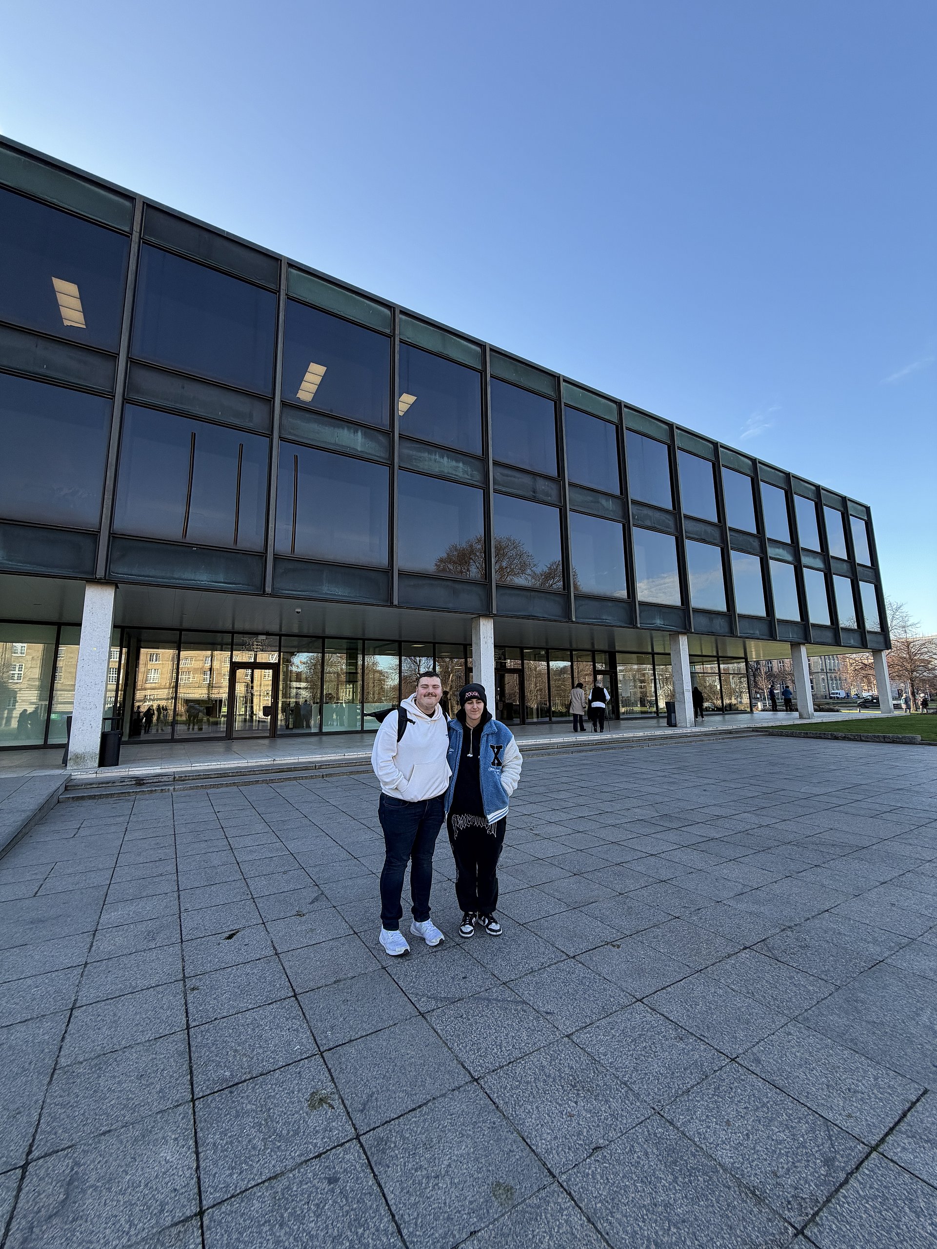 Die Schülersprecher stehen vor dem Landtag in Stuttgart