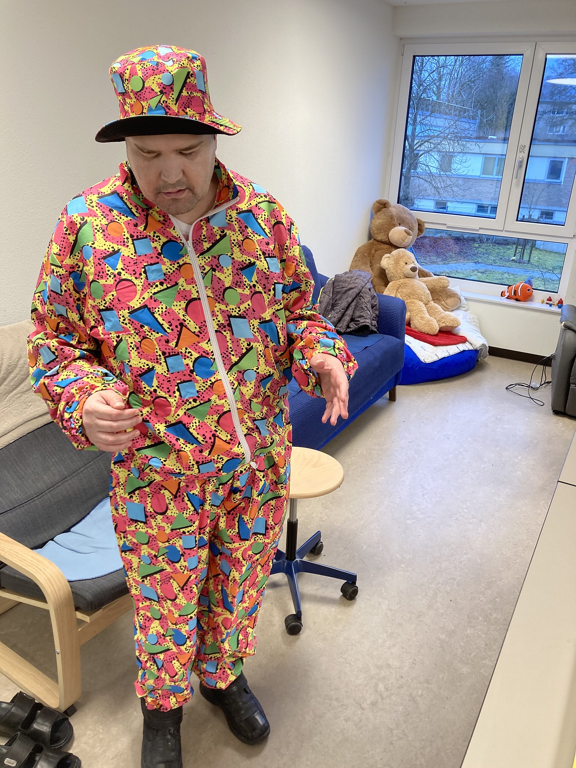 Ein Mann verkleidet als bunter Klown