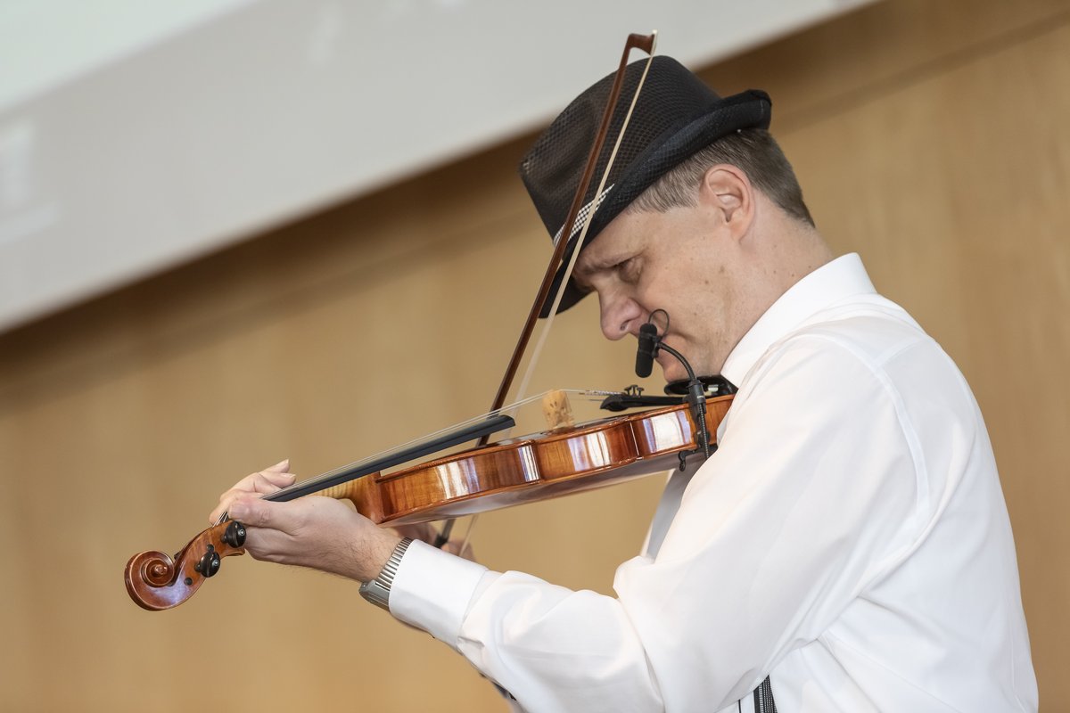 Jörg Seibold spielt auf der Geige