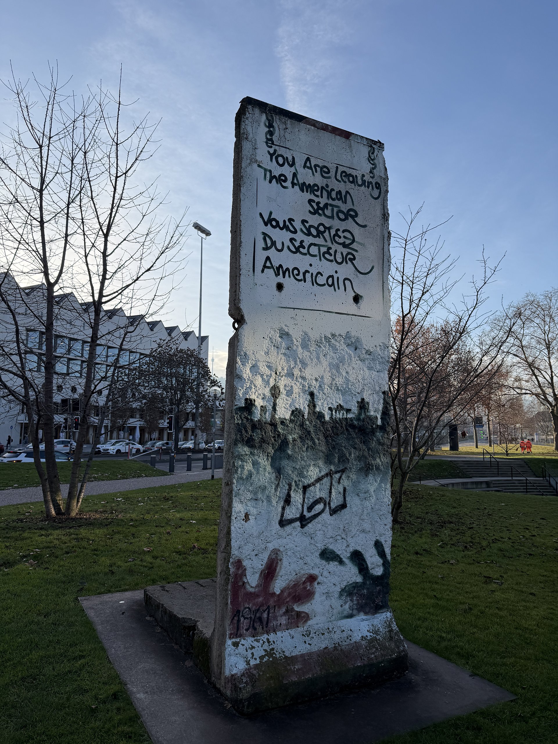Ein Stück der Berliner Mauer steht vor dem Landtag in Stuttgart