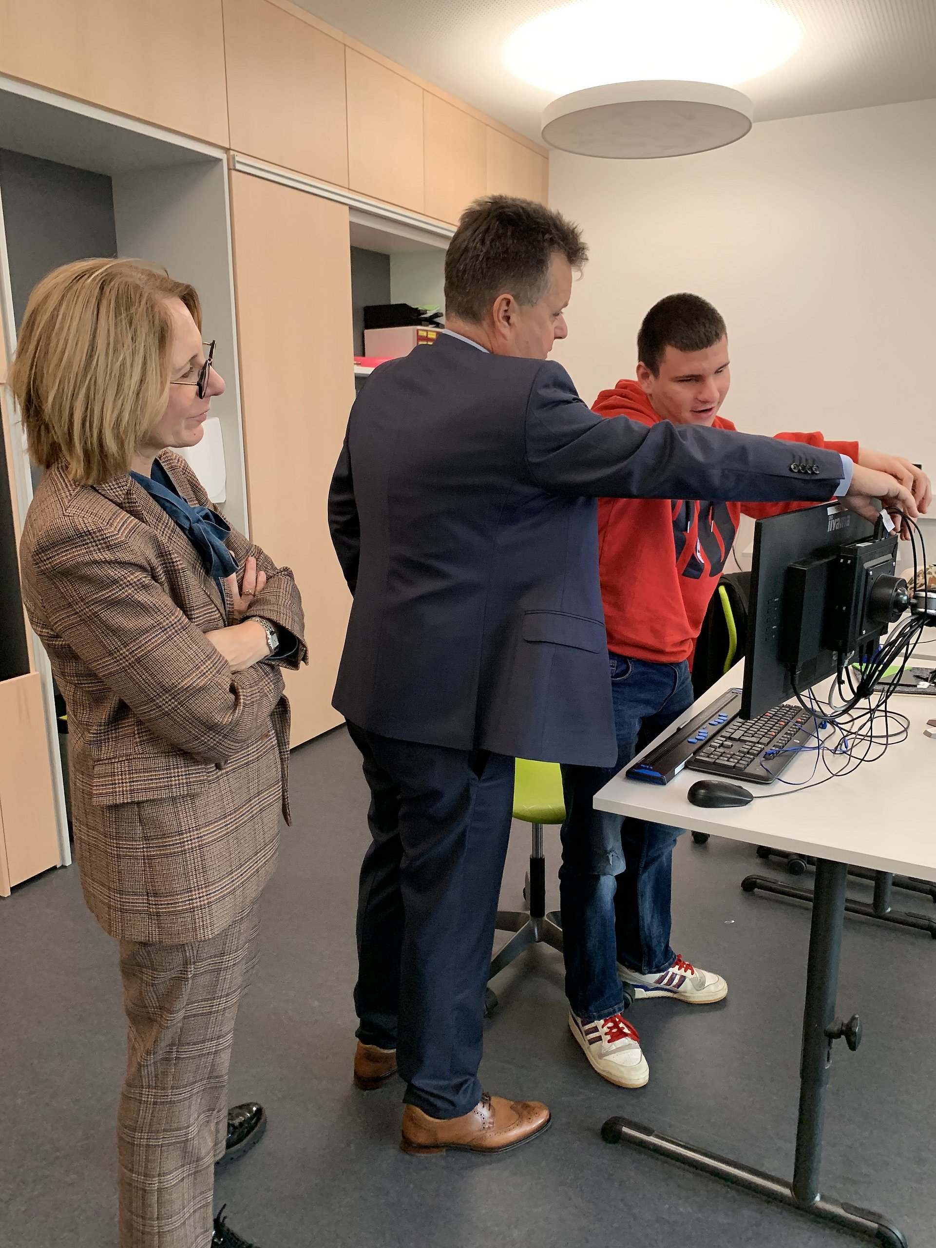Jürgen Dusel testet den PC in einem Klassenzimmer