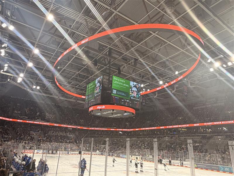 Eine digitale Anzeigetafel hängt an der Decke der SAP Arena